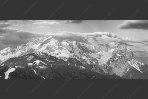 Blick auf Zugspitzmassiv mit Alpspitze, Zugspitze und Waxenstein - Klassikerkette 2,5:1 sw -- Alpspitze Zugspitze und Waxenstein - mehr Infos bei www.Kriner-Weiermann.de