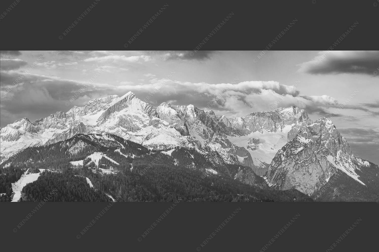 Blick auf Zugspitzmassiv mit Alpspitze, Zugspitze und Waxenstein - Klassikerkette 2,5:1 sw -- Alpspitze Zugspitze und Waxenstein - mehr Infos bei www.Kriner-Weiermann.de