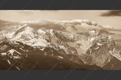 Blick auf Zugspitzmassiv mit Alpspitze, Zugspitze und Waxenstein - Klassikerkette 2:1 sepia -- Alpspitze Zugspitze und Waxenstein - mehr Infos bei www.Kriner-Weiermann.de