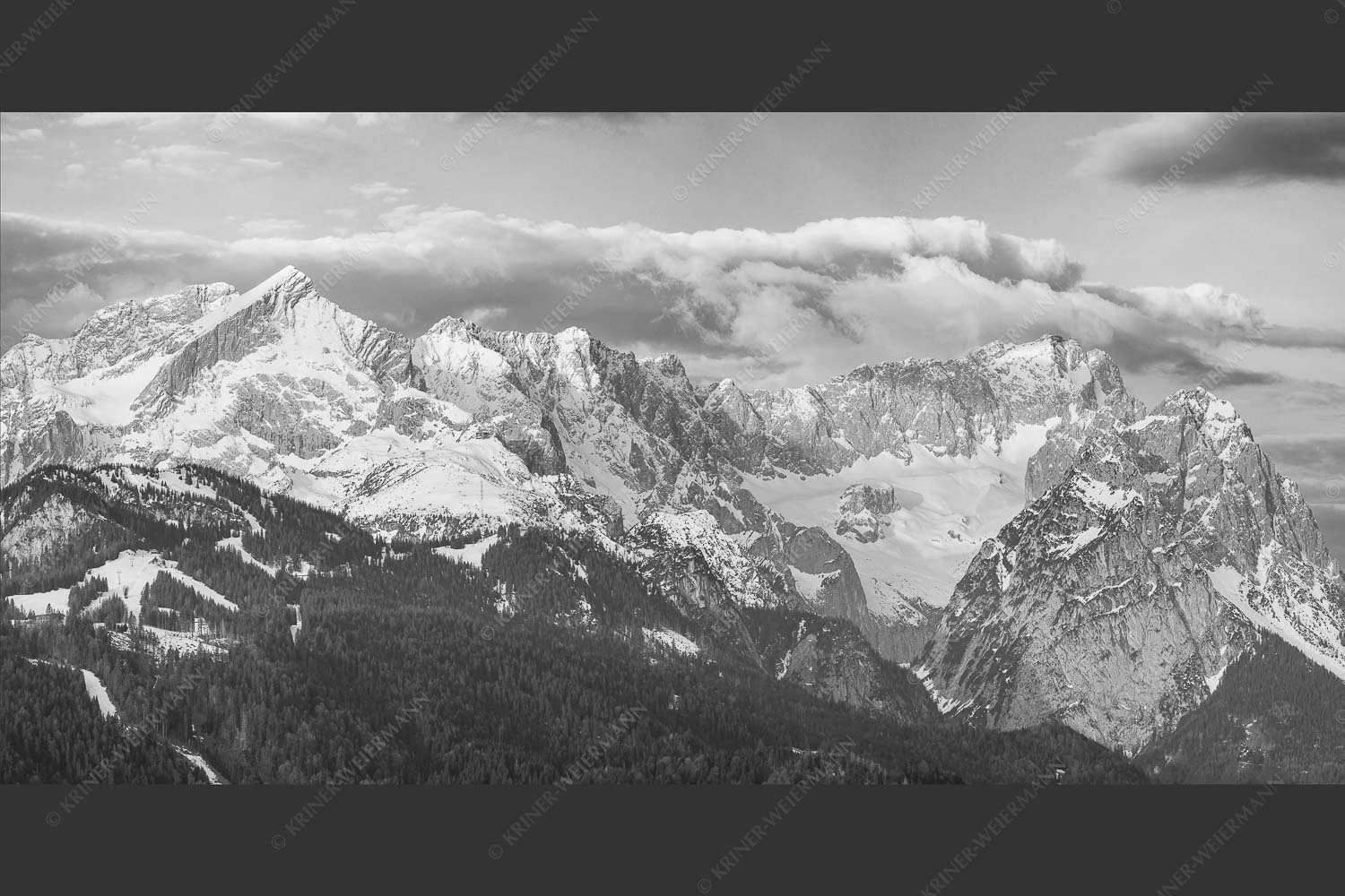 Blick auf Zugspitzmassiv mit Alpspitze, Zugspitze und Waxenstein - Klassikerkette 2:1 sw -- Alpspitze Zugspitze und Waxenstein - mehr Infos bei www.Kriner-Weiermann.de
