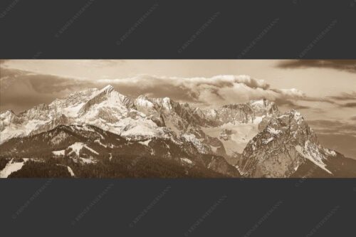 Blick auf Zugspitzmassiv mit Alpspitze, Zugspitze und Waxenstein - Klassikerkette 3:1 sepia -- Alpspitze Zugspitze und Waxenstein - mehr Infos bei www.Kriner-Weiermann.de