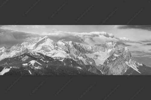 Blick auf Zugspitzmassiv mit Alpspitze, Zugspitze und Waxenstein - Klassikerkette 3:1 sw -- Alpspitze Zugspitze und Waxenstein - mehr Infos bei www.Kriner-Weiermann.de
