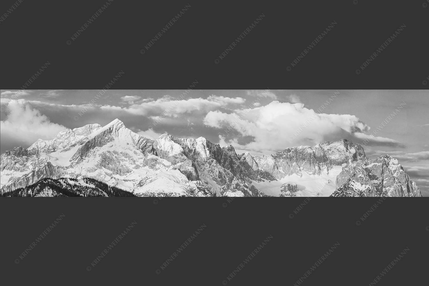 Blick auf Zugspitzmassiv mit Alpspitze, Zugspitze und Waxenstein - Klassikerkette 4:1 sw -- Alpspitze Zugspitze und Waxenstein - mehr Infos bei www.Kriner-Weiermann.de