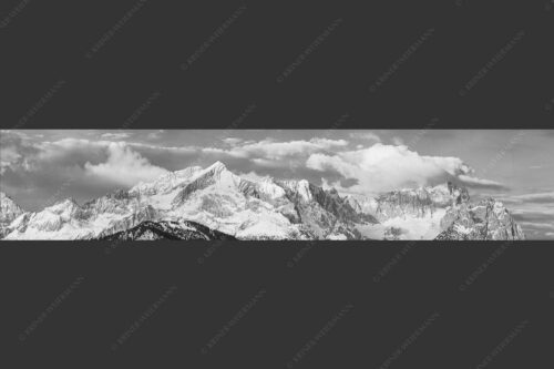 Blick auf Zugspitzmassiv mit Alpspitze, Zugspitze und Waxenstein - Klassikerkette 5:1 sw -- Alpspitze Zugspitze und Waxenstein - mehr Infos bei www.Kriner-Weiermann.de