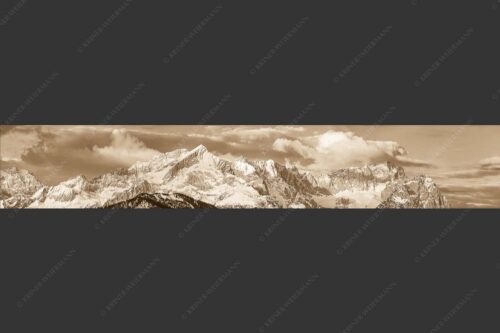 Blick auf Zugspitzmassiv mit Alpspitze, Zugspitze und Waxenstein - Klassikerkette 6:1 sepia -- Alpspitze Zugspitze und Waxenstein - mehr Infos bei www.Kriner-Weiermann.de