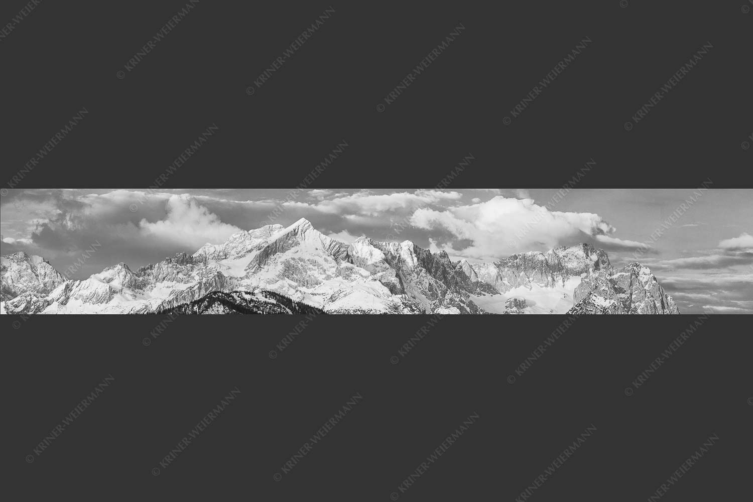 Blick auf Zugspitzmassiv mit Alpspitze, Zugspitze und Waxenstein - Klassikerkette 6:1 sw -- Alpspitze Zugspitze und Waxenstein - mehr Infos bei www.Kriner-Weiermann.de