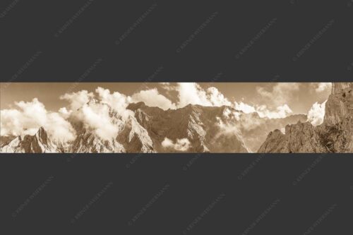 Bergsteiger blick übers Höllental zum Jubiläumsgrat und Alpspitze - Kleiner Mensch 5:1 sepia -- Bergsteiger mit Alpspitze und Jubiläumsgrat - mehr Infos bei www.Kriner-Weiermann.de