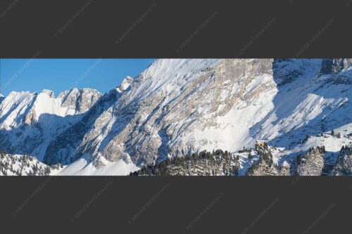 Schachenschloss auf der Wetterstein-Nordseite strahlt in der Wintersonne - Königlich 3:1  -- Schachenschloss im Winter - mehr Infos bei www.Kriner-Weiermann.de