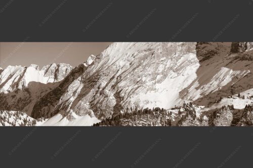 Schachenschloss auf der Wetterstein-Nordseite strahlt in der Wintersonne - Königlich 3:1 sepia -- Schachenschloss im Winter - mehr Infos bei www.Kriner-Weiermann.de