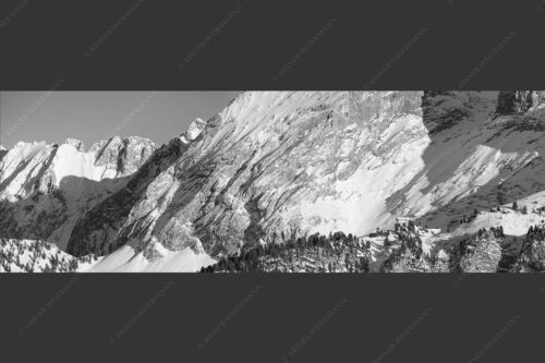Schachenschloss auf der Wetterstein-Nordseite strahlt in der Wintersonne - Königlich 3:1 sw -- Schachenschloss im Winter - mehr Infos bei www.Kriner-Weiermann.de
