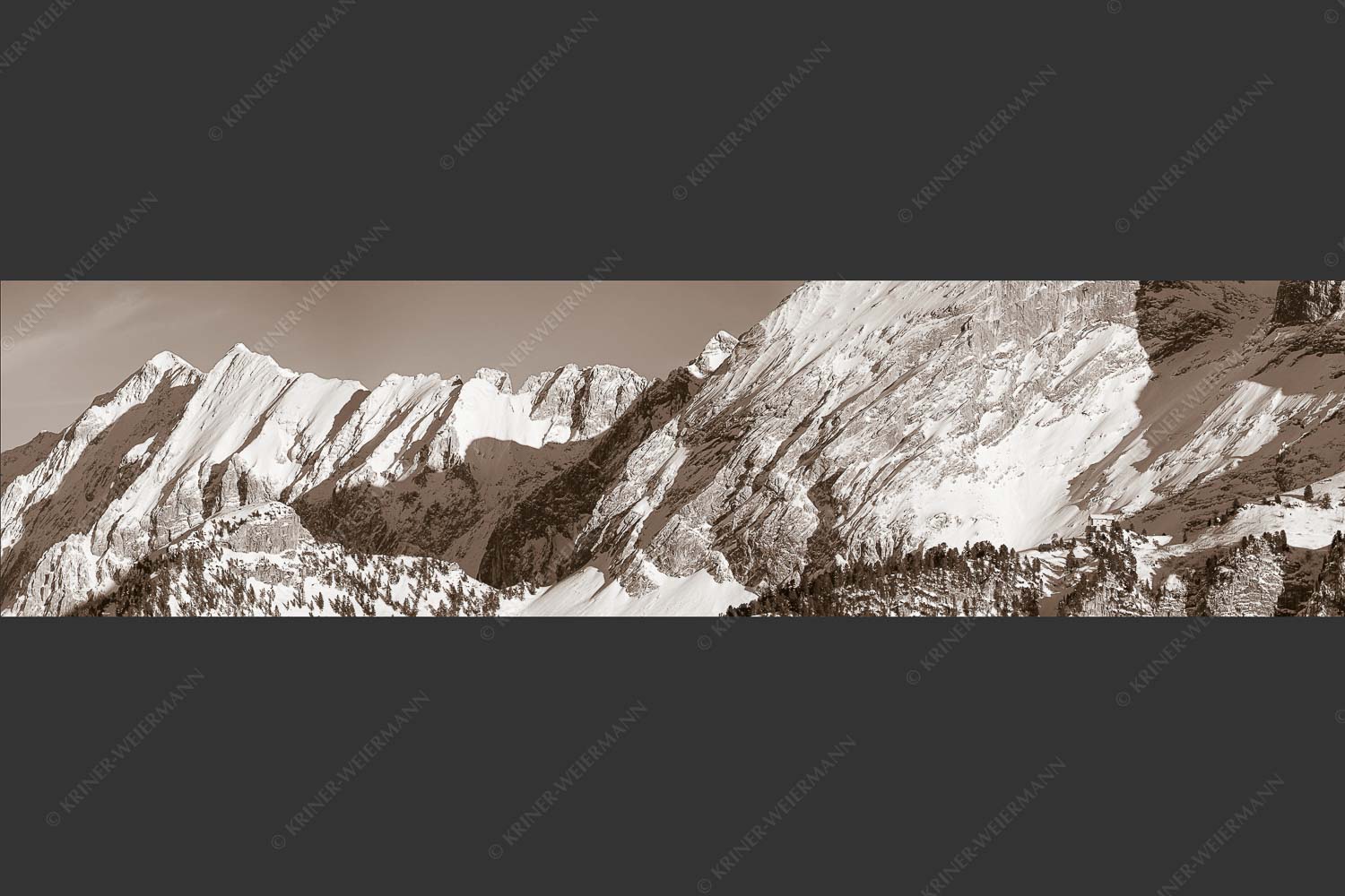 Schachenschloss auf der Wetterstein-Nordseite strahlt in der Wintersonne - Königlich 4:1 sepia -- Schachenschloss im Winter - mehr Infos bei www.Kriner-Weiermann.de