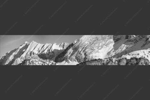 Schachenschloss auf der Wetterstein-Nordseite strahlt in der Wintersonne - Königlich 5:1 sw -- Schachenschloss im Winter - mehr Infos bei www.Kriner-Weiermann.de