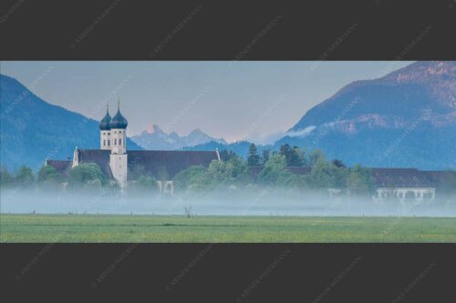 Morgenstimmung am Kloster in Benediktbeuern mit Blick auf die Arnspitzen - Kontemplation 2,5:1  -- Kloster Benediktbeuern - mehr Infos bei www.Kriner-Weiermann.de