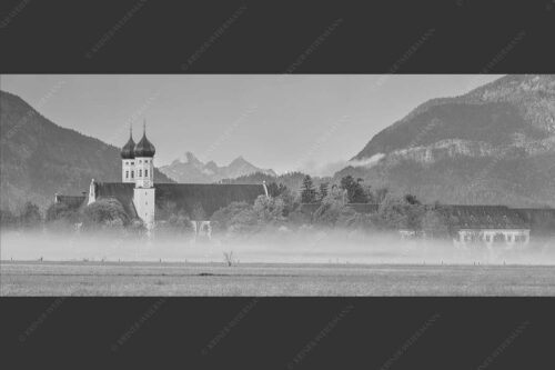 Morgenstimmung am Kloster in Benediktbeuern mit Blick auf die Arnspitzen - Kontemplation 2,5:1 sw -- Kloster Benediktbeuern - mehr Infos bei www.Kriner-Weiermann.de