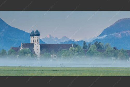Morgenstimmung am Kloster in Benediktbeuern mit Blick auf die Arnspitzen - Kontemplation 2:1  -- Kloster Benediktbeuern - mehr Infos bei www.Kriner-Weiermann.de