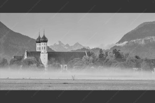 Morgenstimmung am Kloster in Benediktbeuern mit Blick auf die Arnspitzen - Kontemplation 2:1 sw -- Kloster Benediktbeuern - mehr Infos bei www.Kriner-Weiermann.de