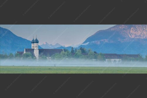 Morgenstimmung am Kloster in Benediktbeuern mit Blick auf die Arnspitzen - Kontemplation 3:1  -- Kloster Benediktbeuern - mehr Infos bei www.Kriner-Weiermann.de