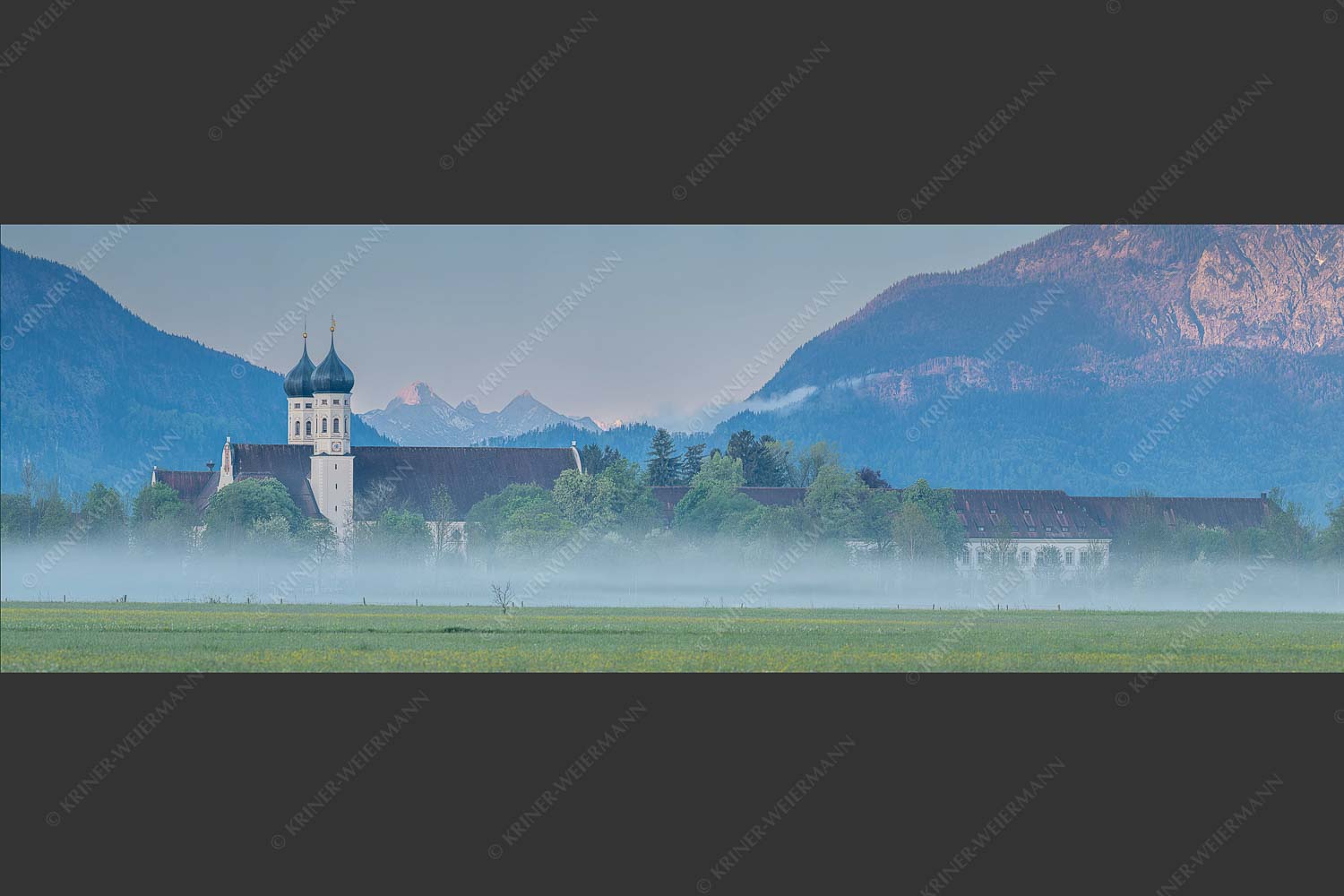 Morgenstimmung am Kloster in Benediktbeuern mit Blick auf die Arnspitzen - Kontemplation 3:1 -- Kloster Benediktbeuern - mehr Infos bei www.Kriner-Weiermann.de