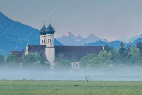 Morgenstimmung am Kloster in Benediktbeuern mit Blick auf die Arnspitzen - Kontemplation 3:2  -- Kloster Benediktbeuern - mehr Infos bei www.Kriner-Weiermann.de