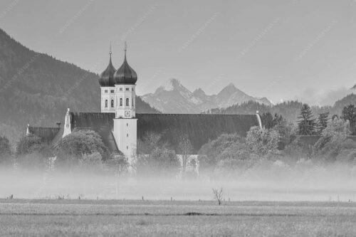 Morgenstimmung am Kloster in Benediktbeuern mit Blick auf die Arnspitzen - Kontemplation 3:2 sw -- Kloster Benediktbeuern - mehr Infos bei www.Kriner-Weiermann.de