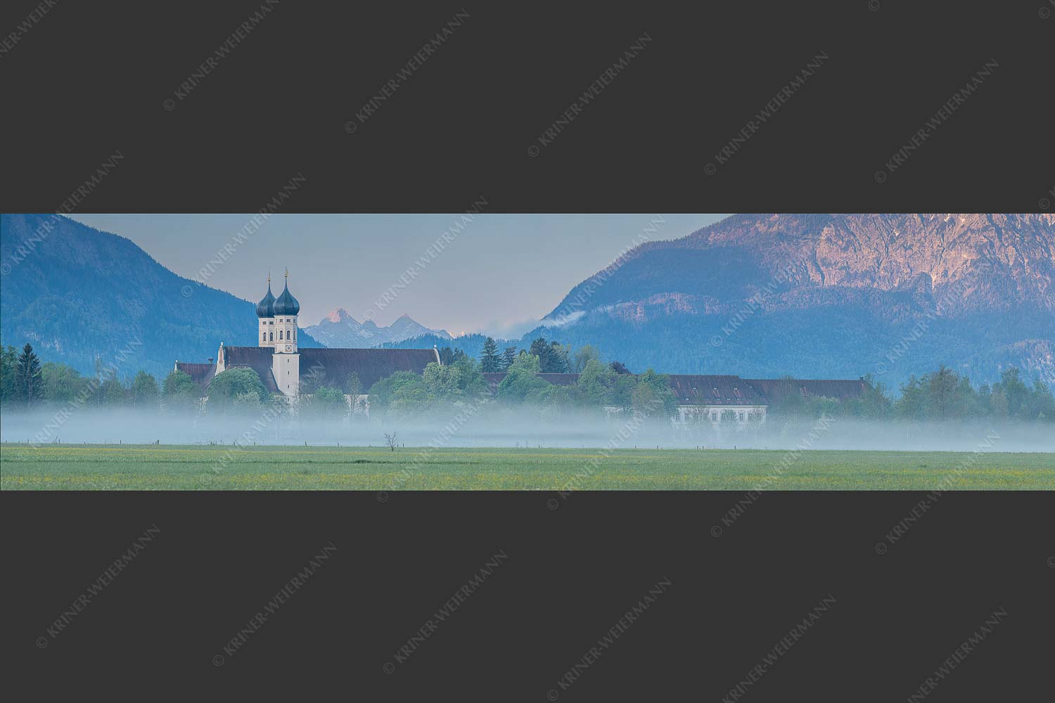 Morgenstimmung am Kloster in Benediktbeuern mit Blick auf die Arnspitzen - Kontemplation 4:1 -- Kloster Benediktbeuern - mehr Infos bei www.Kriner-Weiermann.de