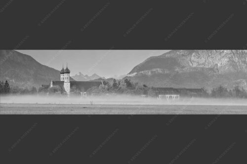 Morgenstimmung am Kloster in Benediktbeuern mit Blick auf die Arnspitzen - Kontemplation 4:1 sw -- Kloster Benediktbeuern - mehr Infos bei www.Kriner-Weiermann.de