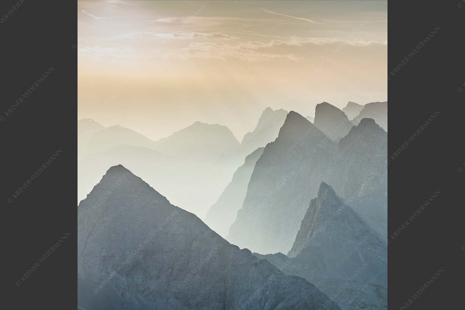 Blick über Moserkarspitze und Lalidererspitze in den Sonnenaufgang - Konturen 1:1 -- Silhouetten im Karwendel - mehr Infos bei www.Kriner-Weiermann.de