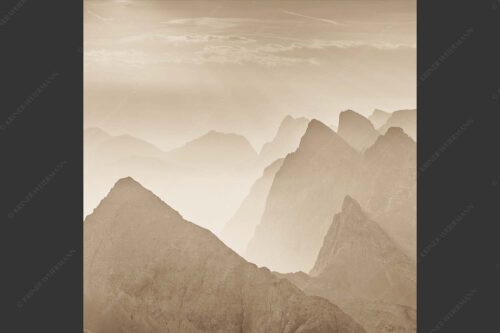 Blick über Moserkarspitze und Lalidererspitze in den Sonnenaufgang - Konturen 1:1 sepia -- Silhouetten im Karwendel - mehr Infos bei www.Kriner-Weiermann.de