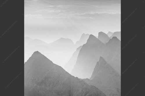 Blick über Moserkarspitze und Lalidererspitze in den Sonnenaufgang - Konturen 1:1 sw -- Silhouetten im Karwendel - mehr Infos bei www.Kriner-Weiermann.de