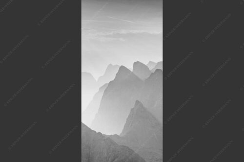 Blick über Moserkarspitze und Lalidererspitze in den Sonnenaufgang - Konturen 1:2 sw -- Silhouetten im Karwendel - mehr Infos bei www.Kriner-Weiermann.de