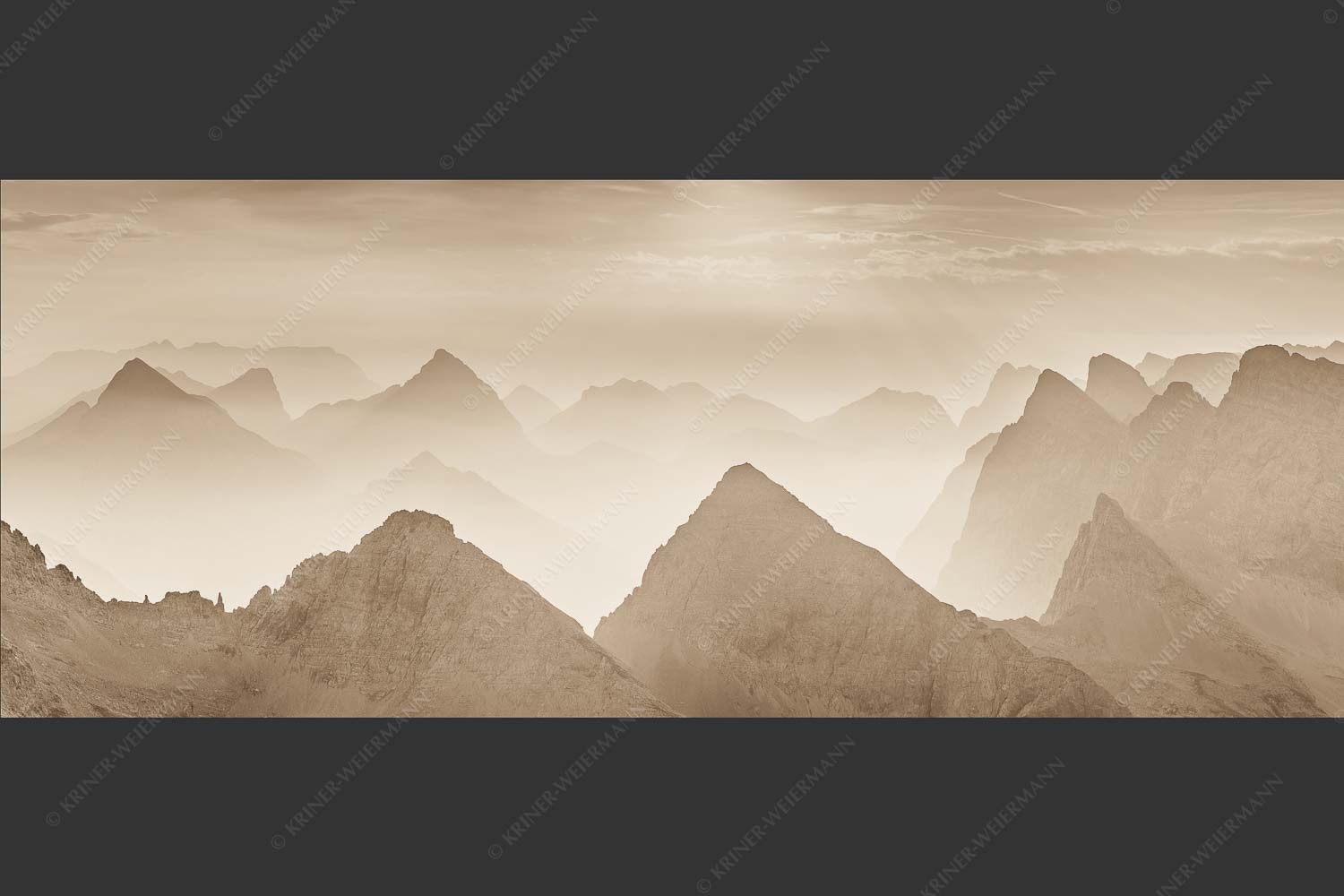 Blick über Moserkarspitze und Lalidererspitze in den Sonnenaufgang - Konturen 2,5:1 sepia -- Silhouetten im Karwendel - mehr Infos bei www.Kriner-Weiermann.de
