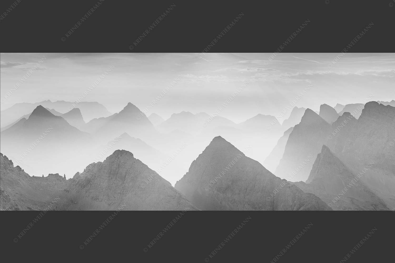 Blick über Moserkarspitze und Lalidererspitze in den Sonnenaufgang - Konturen 2,5:1 sw -- Silhouetten im Karwendel - mehr Infos bei www.Kriner-Weiermann.de