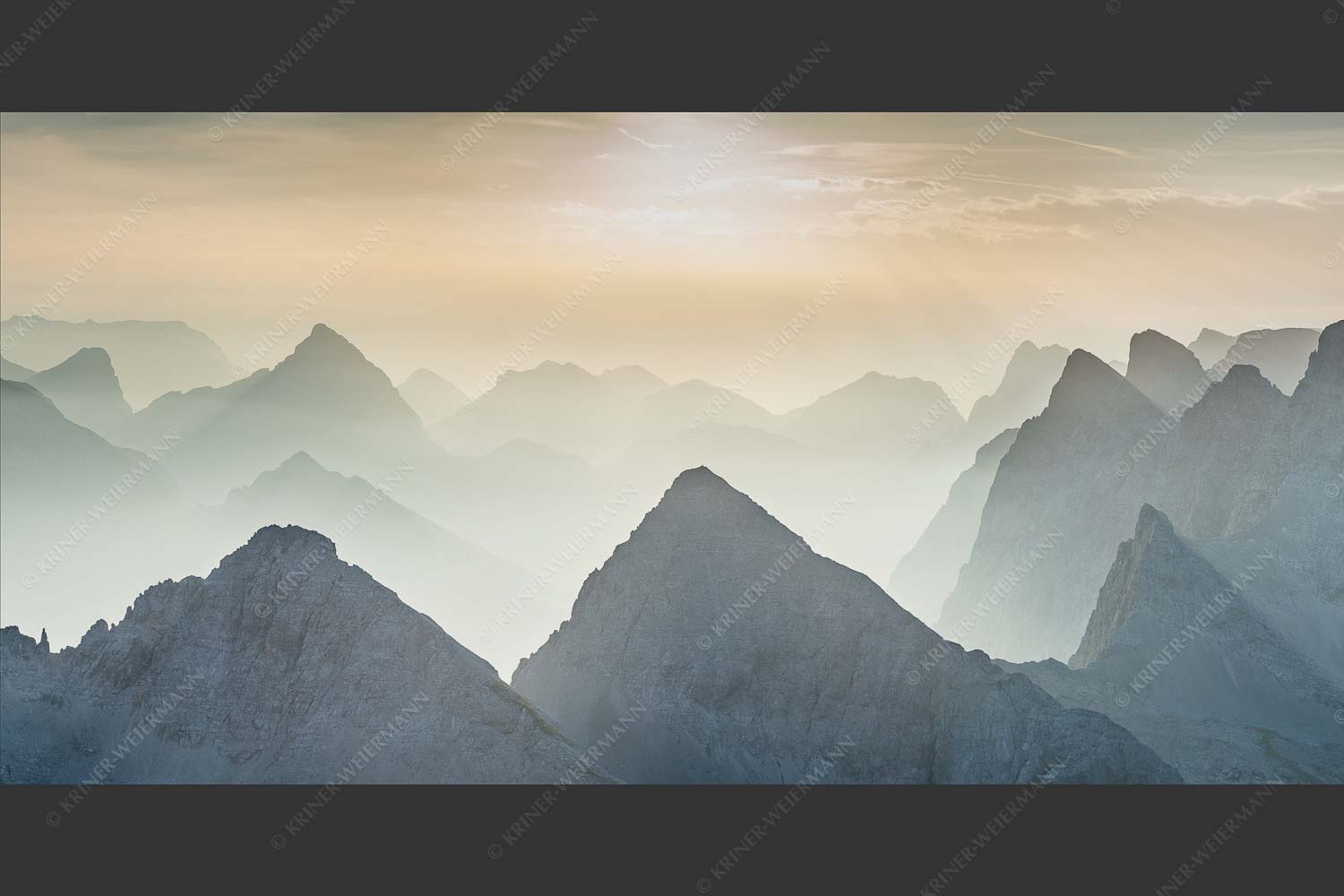 Blick über Moserkarspitze und Lalidererspitze in den Sonnenaufgang - Konturen 2:1  -- Silhouetten im Karwendel - mehr Infos bei www.Kriner-Weiermann.de