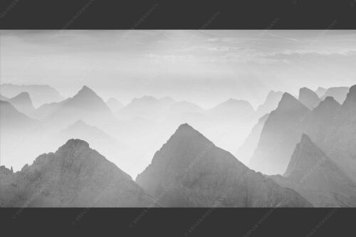 Blick über Moserkarspitze und Lalidererspitze in den Sonnenaufgang - Konturen 2:1 sw -- Silhouetten im Karwendel - mehr Infos bei www.Kriner-Weiermann.de
