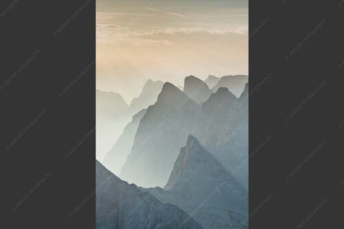 Blick über Moserkarspitze und Lalidererspitze in den Sonnenaufgang - Konturen 2:3  -- Silhouetten im Karwendel - mehr Infos bei www.Kriner-Weiermann.de