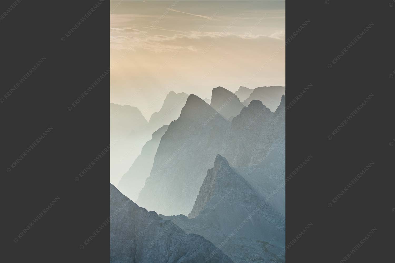 Blick über Moserkarspitze und Lalidererspitze in den Sonnenaufgang - Konturen 2:3 -- Silhouetten im Karwendel - mehr Infos bei www.Kriner-Weiermann.de