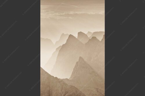 Blick über Moserkarspitze und Lalidererspitze in den Sonnenaufgang - Konturen 2:3 sepia -- Silhouetten im Karwendel - mehr Infos bei www.Kriner-Weiermann.de