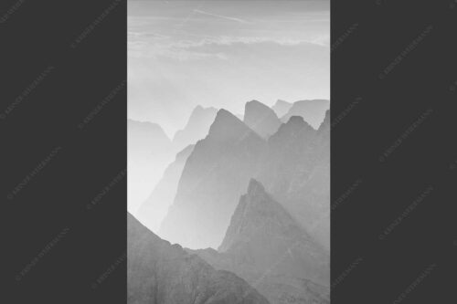 Blick über Moserkarspitze und Lalidererspitze in den Sonnenaufgang - Konturen 2:3 sw -- Silhouetten im Karwendel - mehr Infos bei www.Kriner-Weiermann.de