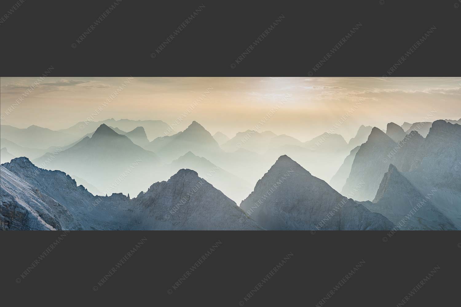 Blick über Moserkarspitze und Lalidererspitze in den Sonnenaufgang - Konturen 3:1  -- Silhouetten im Karwendel - mehr Infos bei www.Kriner-Weiermann.de