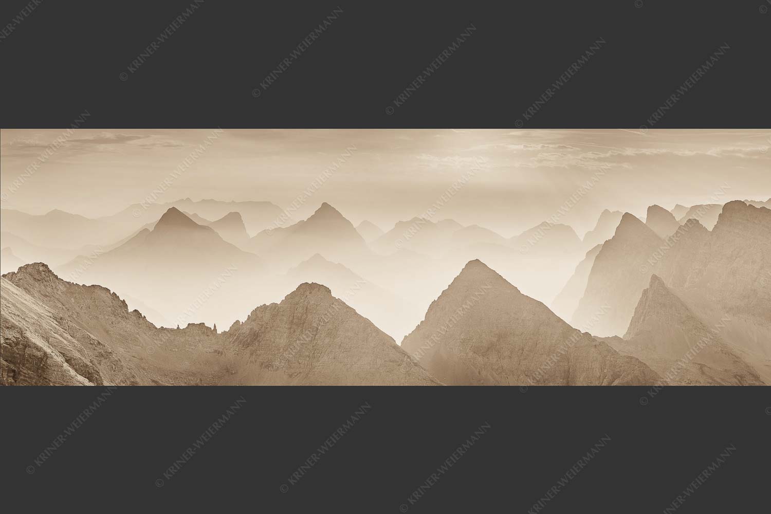 Blick über Moserkarspitze und Lalidererspitze in den Sonnenaufgang - Konturen 3:1 sepia -- Silhouetten im Karwendel - mehr Infos bei www.Kriner-Weiermann.de