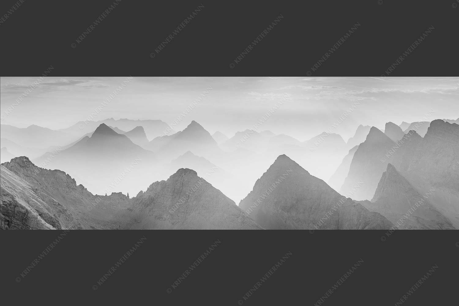 Blick über Moserkarspitze und Lalidererspitze in den Sonnenaufgang - Konturen 3:1 sw -- Silhouetten im Karwendel - mehr Infos bei www.Kriner-Weiermann.de