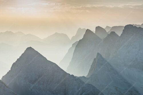 Blick über Moserkarspitze und Lalidererspitze in den Sonnenaufgang - Konturen 3:2  -- Silhouetten im Karwendel - mehr Infos bei www.Kriner-Weiermann.de