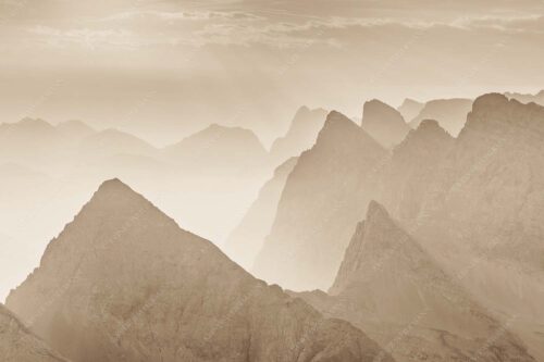 Blick über Moserkarspitze und Lalidererspitze in den Sonnenaufgang - Konturen 3:2 sepia -- Silhouetten im Karwendel - mehr Infos bei www.Kriner-Weiermann.de