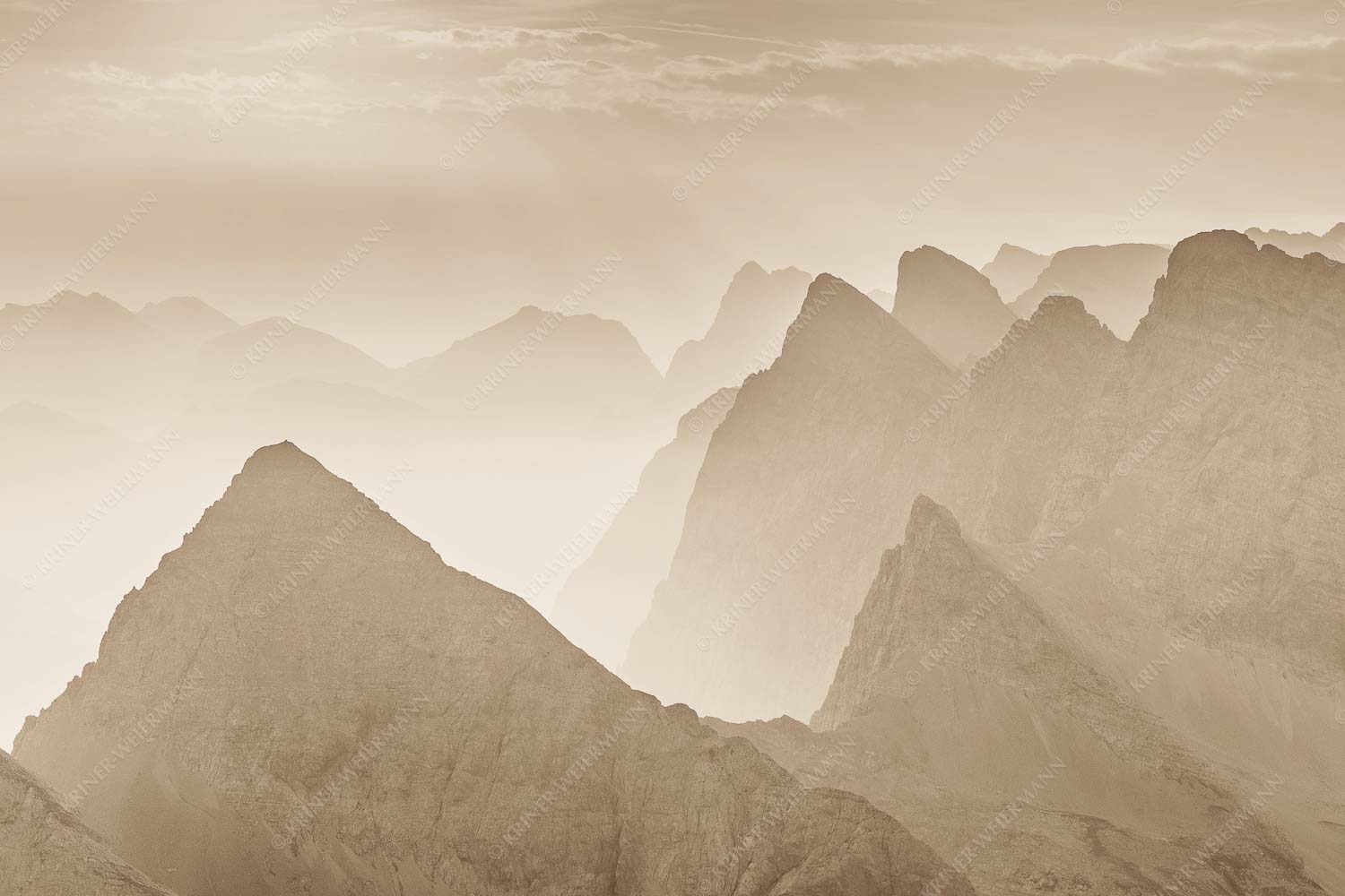 Blick über Moserkarspitze und Lalidererspitze in den Sonnenaufgang - Konturen 3:2 sepia -- Silhouetten im Karwendel - mehr Infos bei www.Kriner-Weiermann.de