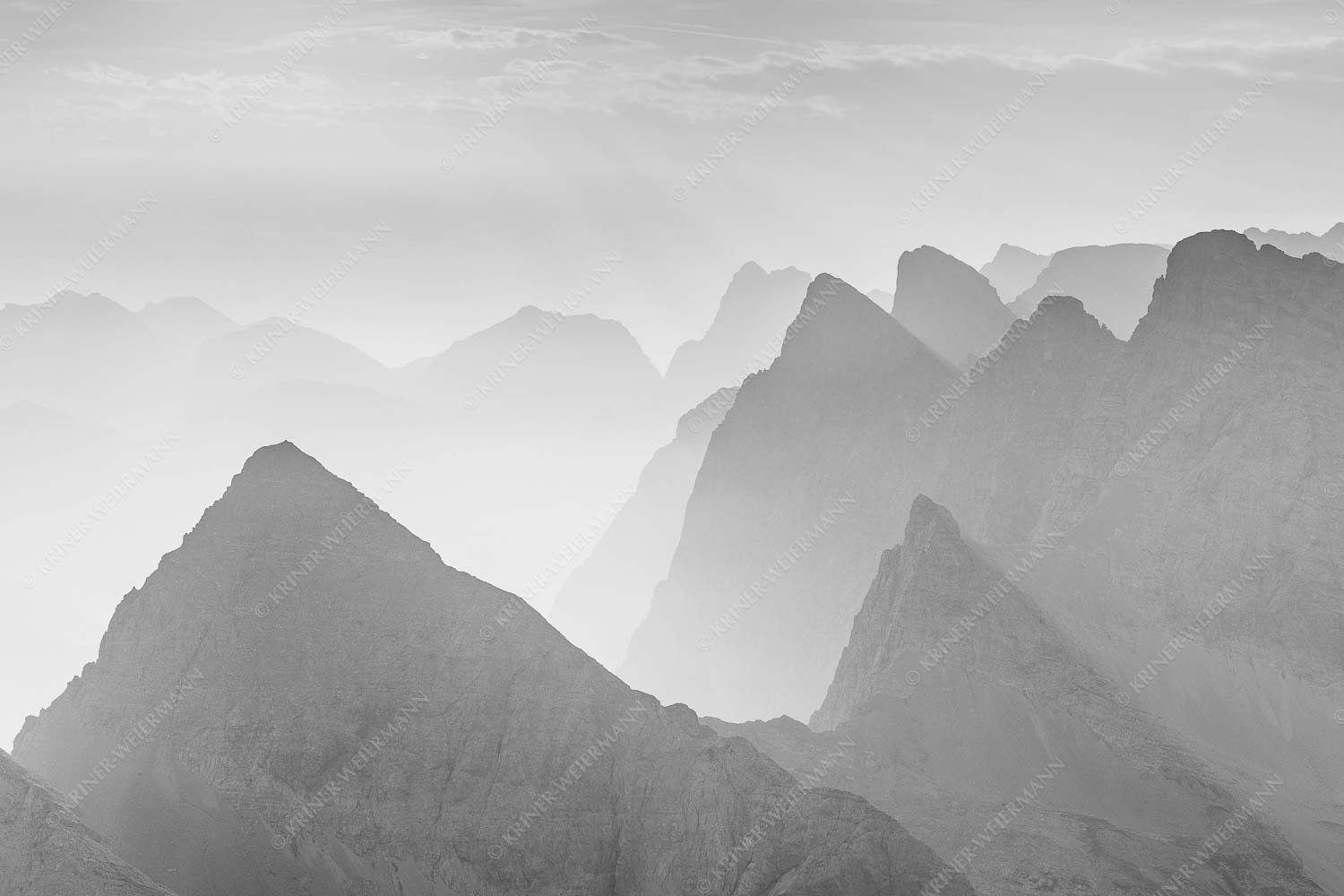 Blick über Moserkarspitze und Lalidererspitze in den Sonnenaufgang - Konturen 3:2 sw -- Silhouetten im Karwendel - mehr Infos bei www.Kriner-Weiermann.de