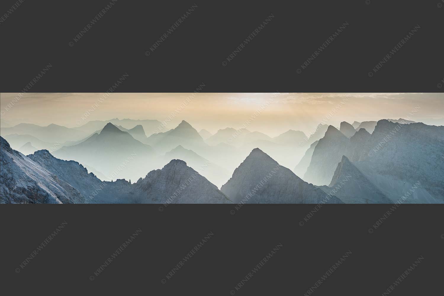 Blick über Moserkarspitze und Lalidererspitze in den Sonnenaufgang - Konturen 4:1  -- Silhouetten im Karwendel - mehr Infos bei www.Kriner-Weiermann.de