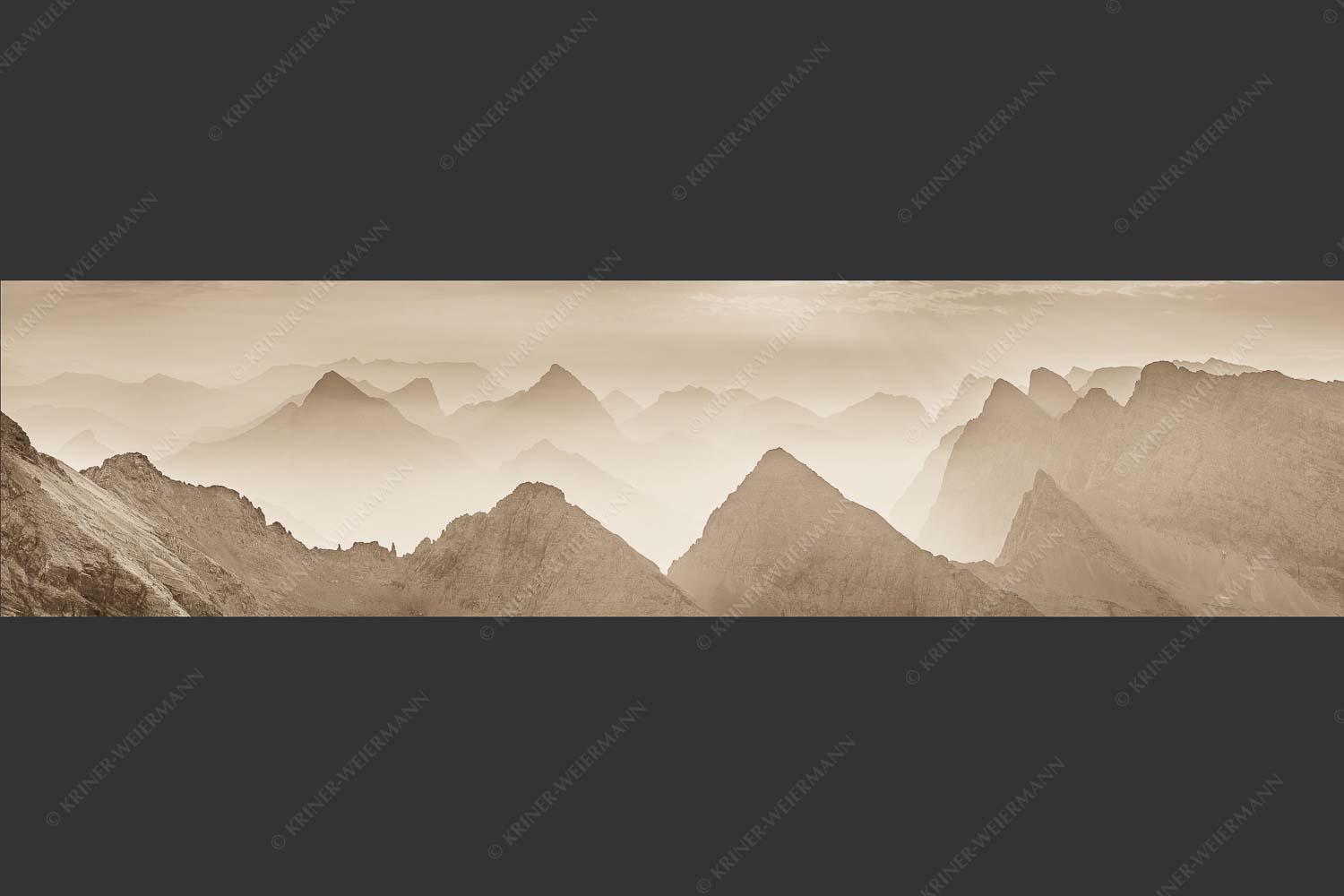 Blick über Moserkarspitze und Lalidererspitze in den Sonnenaufgang - Konturen 4:1 sepia -- Silhouetten im Karwendel - mehr Infos bei www.Kriner-Weiermann.de