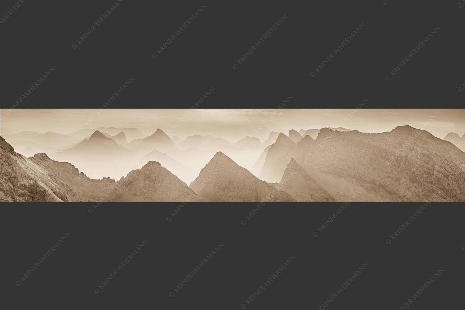 Blick über Moserkarspitze und Lalidererspitze in den Sonnenaufgang - Konturen 5:1 sepia -- Silhouetten im Karwendel - mehr Infos bei www.Kriner-Weiermann.de
