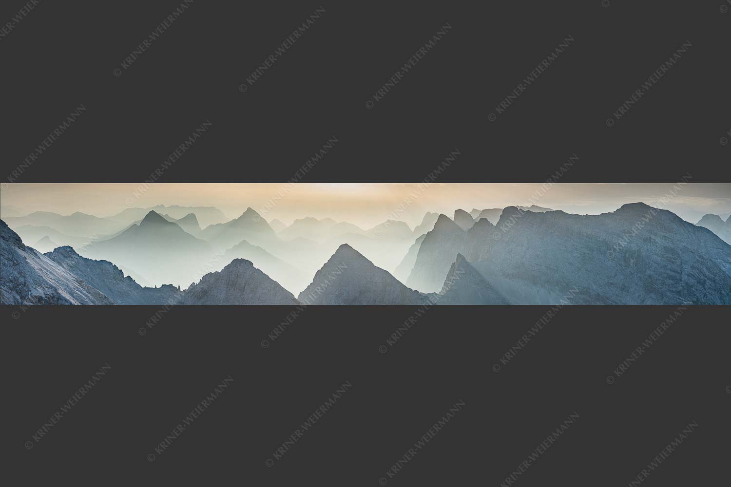 Blick über Moserkarspitze und Lalidererspitze in den Sonnenaufgang - Konturen 6:1 -- Silhouetten im Karwendel - mehr Infos bei www.Kriner-Weiermann.de