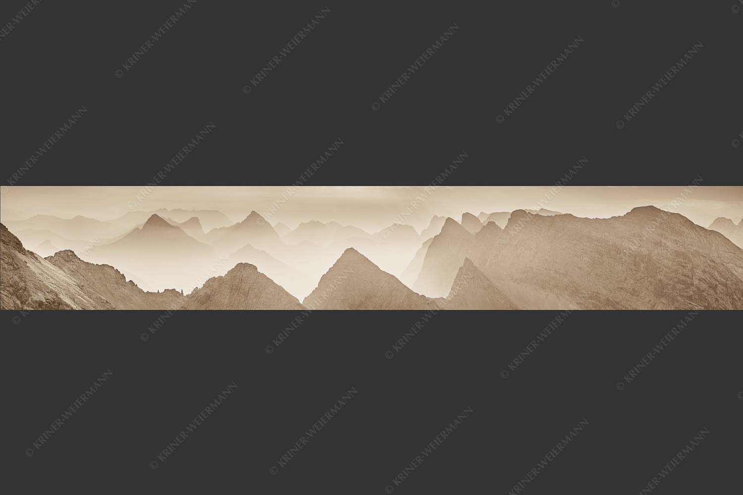 Blick über Moserkarspitze und Lalidererspitze in den Sonnenaufgang - Konturen 6:1 sepia -- Silhouetten im Karwendel - mehr Infos bei www.Kriner-Weiermann.de